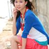 日本渔村里的红裙装美女写真图