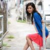 日本渔村里的红裙装美女写真图