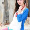 日本渔村里的红裙装美女写真图