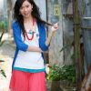 日本渔村里的红裙装美女写真图