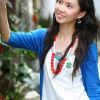 日本渔村里的红裙装美女写真图