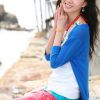 日本渔村里的红裙装美女写真图