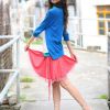 日本渔村里的红裙装美女写真图