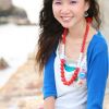 日本渔村里的红裙装美女写真图
