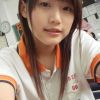 俏皮女生镜头前的可爱自拍