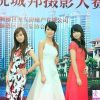 可爱少女异国他乡自拍