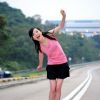 可爱的现代大学校园女生俏照