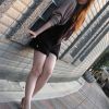 可爱的邻家小妹河边玩耍拍照
