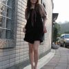 可爱的邻家小妹河边玩耍拍照