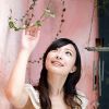 大方自信的戴花姑娘自拍开心时的画面