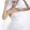 拍下试穿婚纱的美丽女人
