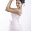拍下试穿婚纱的美丽女人