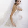 拍下试穿婚纱的美丽女人