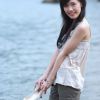 拍摄海边玩耍的可爱女生