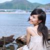 拍摄海边玩耍的可爱女生