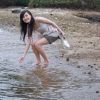 拍摄海边玩耍的可爱女生