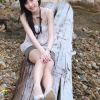 拍摄海边玩耍的可爱女生