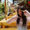 旅游中用手机自拍的漂亮妹妹
