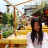 旅游中用手机自拍的漂亮妹妹