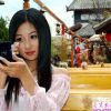旅游中用手机自拍的漂亮妹妹