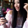旅游中用手机自拍的漂亮妹妹