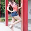 楼梯间一位打伞的自拍美女