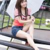 楼梯间一位打伞的自拍美女