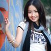 生活中一位大方自信的女孩儿