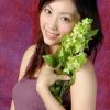 用相机纪录下荡秋千的美丽女孩