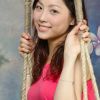 用相机纪录下荡秋千的美丽女孩