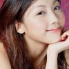 用相机纪录下荡秋千的美丽女孩