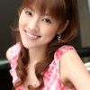 短裙女生在自家园子里的自拍图片