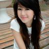 笑容甜蜜的美女郊外照片