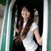 笑容甜蜜的美女郊外照片