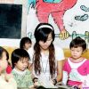 美丽温柔的幼儿园老师展示出自己与小朋友的照片