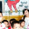 美丽温柔的幼儿园老师展示出自己与小朋友的照片