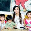 美丽温柔的幼儿园老师展示出自己与小朋友的照片