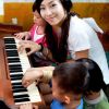 美丽温柔的幼儿园老师展示出自己与小朋友的照片