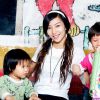 美丽温柔的幼儿园老师展示出自己与小朋友的照片