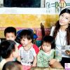美丽温柔的幼儿园老师展示出自己与小朋友的照片