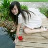 美女外出游玩调皮照像