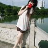 美女外出游玩调皮照像