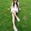 美女外出游玩调皮照像