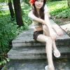 美女外出游玩调皮照像