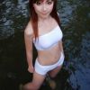 美女野外戏水自拍