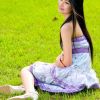 草坪上阳光呵护的美丽公主