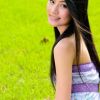 草坪上阳光呵护的美丽公主
