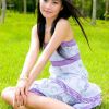 草坪上阳光呵护的美丽公主