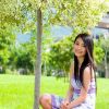 草坪上阳光呵护的美丽公主