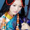 西藏女孩子的藏服装扮